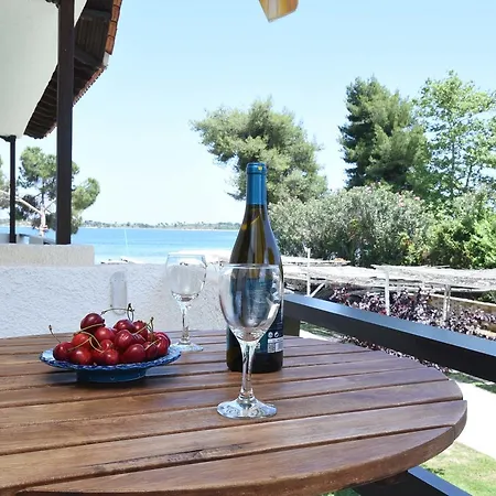 Haus Platanos & By The Sea Апартаменты Вурвуру